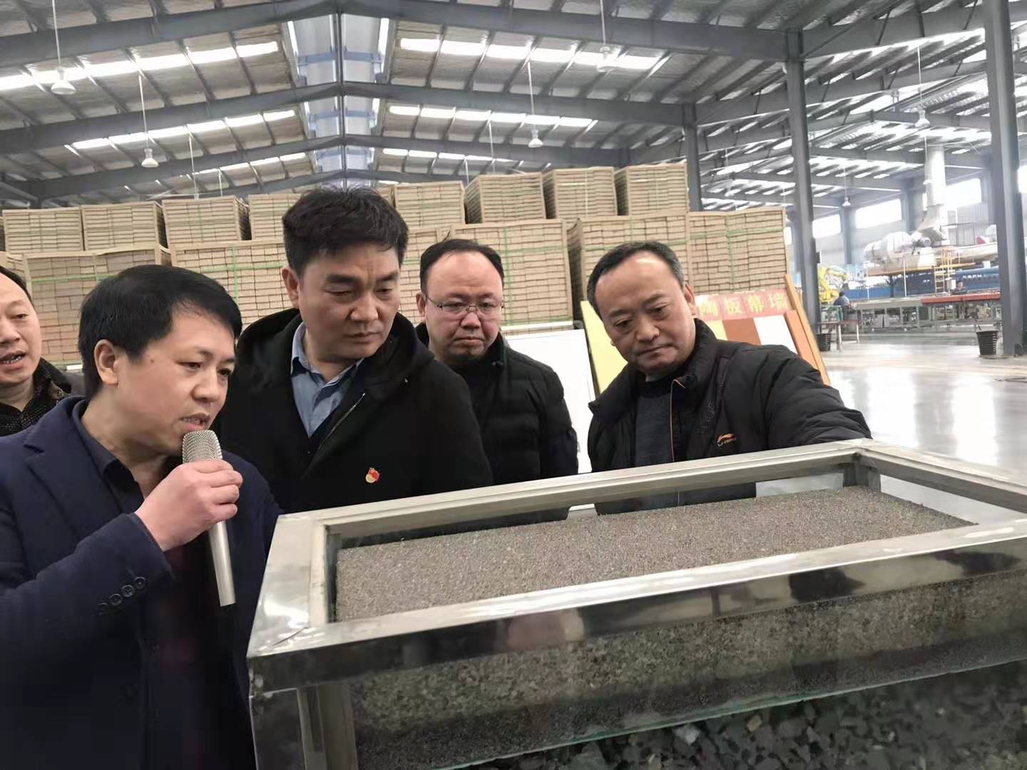 修武縣委常委，縣政府常務(wù)副縣長千懷貴眾光公司考察調(diào)研